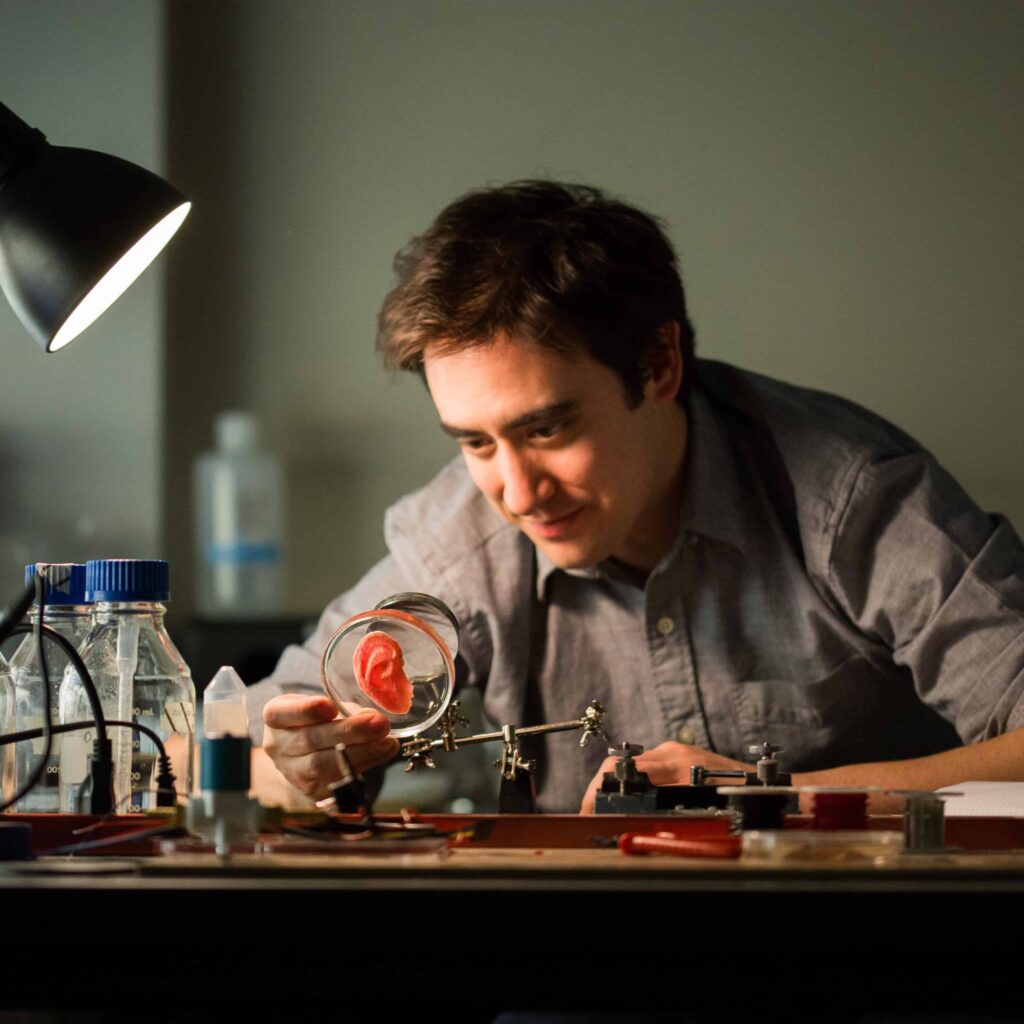 Andrew Pelling. Photo of Andrew Pelling working at a science lab.