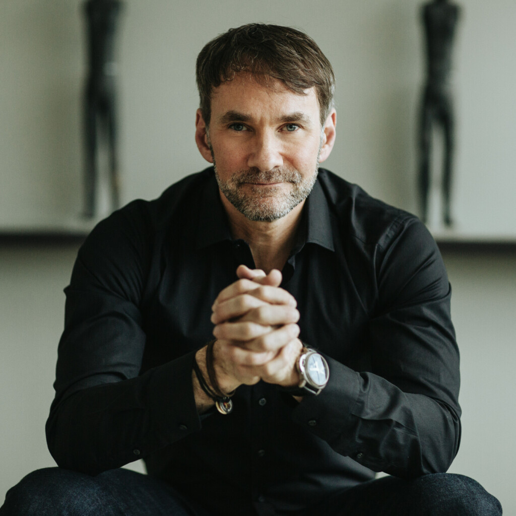Headshot of Keith Ferrazi, keynote speaker, executive team coach.